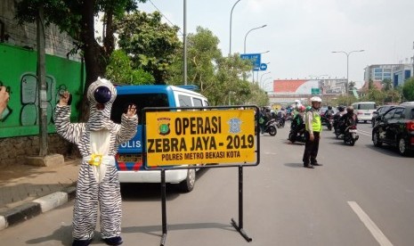 Ditlantas Polda Metro Jaya tengah melaksanakan operasi  Zebra Jaya sejak tanggal 26 Oktober sampai dengan 8 November 2020. 