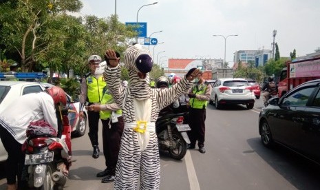  Polres Metro Bekasi Kota juga mengerahkan badut zebra untuk membantu menghentikan kendaraan lalu lintas, dalam Operasi Zebra Jaya hari ke-13, Senin (4/11).