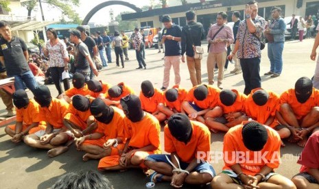 Polres Metro Bekasi Kota mengamankan 20 tersangka geng motor dan melakukan pembinaan terhadap 80 preman, Jumat (26/5).