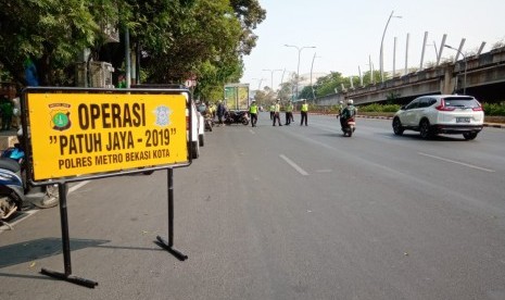 Polres Metro Bekasi Kota menggelar Razia Patuh Jaya 2019. Razia tersebut dilakukan di Jalan Jenderal Ahmad Yani, Bekasi Selatan, Kota Bekasi, Kamis (29/8).