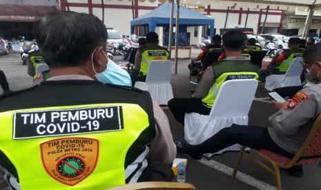 Polres Metro (Polrestro) Depok membentuk Tim Pemburu Covid-19 di Kota Depok yang sudah secara resmi terbentuk pada Jumat (4/12). Tim Pemburu Covid-19 siap bergerak cepat melakukan penyisiran terhadap pelanggar protokol kesehatan di Kota Depok.