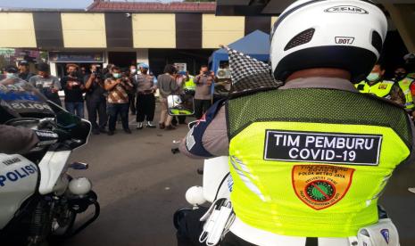 Polres Metro (Polrestro) Depok membentuk Tim Pemburu Covid-19 di Kota Depok yang sudah secara resmi terbentuk pada Jumat (4/12). Tim Pemburu Covid-19 siap bergerak cepat melakukan penyisiran terhadap pelanggar protokol kesehatan di Kota Depok.