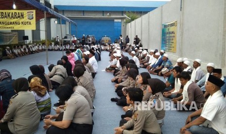 Polres Metro Tangerang Kota, bersama keluarga korban, menggelar sholat ghaib dan doa bersama di depan pabrik PT Panca Buana Cahaya Sukses, Kamis (2/11). 