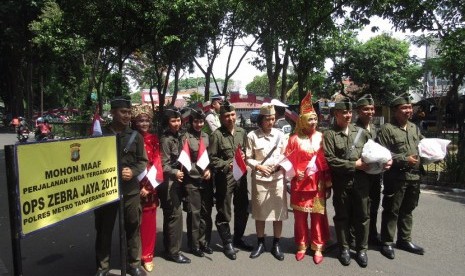 Polres Metro Tangerang Kota gelar operasi zebra mengenakan seragam veteran dan pejuang kemerdekaan.