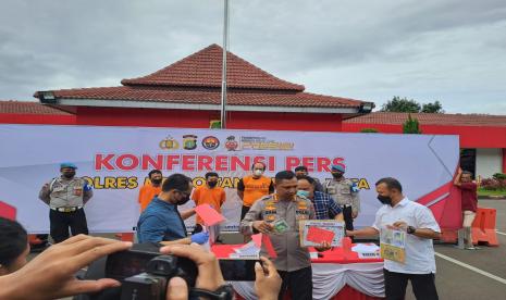 Polres Metro Tangerang Kota mengungkap kasus perjudian dengan tiga orang tersangka sebagai pengepul judi, dalam konferensi pers di Mapolres Metro Tangerang Kota, Kamis (24/11/2022). 