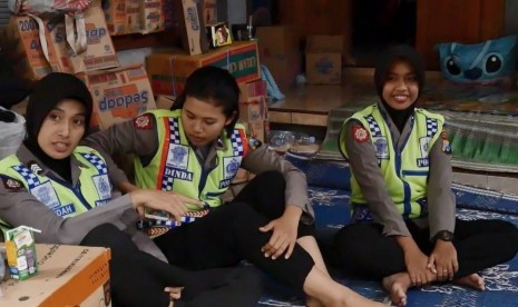 Polres Ponorogo menurunkan personel polisi wanita (polwan) untuk membantu korban terdampak longsor untuk memberikan Trauma Healing.