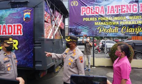 Polres Purbalingga menggandeng wartawan dan mahasiswa menyalurkan bantuan kemanusiaan bagi korban gempa bumi di Cianjur, Senin (28/11/2022).