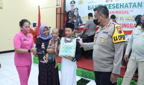 Polres Purbalingga menggelar bakti kesehatan dalam rangka Hari Bhayangkara ke-76 tahun 2022, Jumat (17/6/2022). Kegiatan yang dilaksanakan yaitu vaksinasi dan khitanan massal.