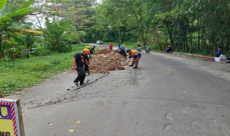 Polres Sukabumi berkoordinasi dengan Dinas Pekerjaan Umum (PU) Kabupaten Sukabumi berupaya mempercepat perbaikan jalan rusak di Jalan Jajawai Kecamatan Palabuhanratu Kabupaten Sukabumi. Langkah tersebut untuk mengurai kemacetan lalu lintas pada momen libur Natal dan tahun baru.