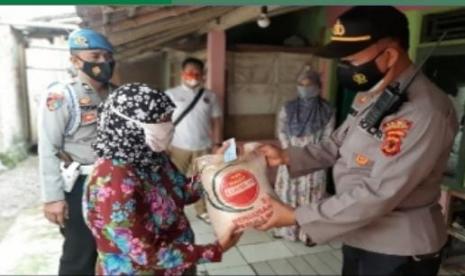 Polres Sukabumi Kota membagikan bansos bantuan sosial (bansos) dari Presiden Republik Indonesia kepada warga yang terdampak pandemi Covid-19 dan PPKM. Di mana penyaluran bansos berupa 5 kilogram beras tersebut dibagikan jajaran polres dan polsek-polsek di wilayah hukum Polres Sukabumi Kota.