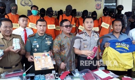 Polres Sukabumi Kota menangkap dua orang anggota geng motor yang melakukan aksi kekerasan dan satu diantaranya terpaksa ditembak karena melawan Selasa (5/6). Tampak muspida menperlihatkan barang bukti.