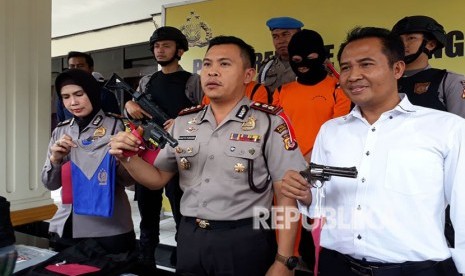 Polres Sukabumi Kota menangkap polisi gadungan yang dilengkapi senjata air sofgun dan atribut kepolisian Rabu (18/4).