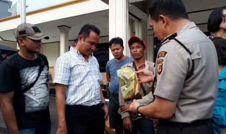 Polres Sukabumi Kota mengamankan penjual dan pengolah makanan tutut yang diduga menyebabkan keracunan di Kecamatan Kadudampit, Sukabumi yakni Da (42) dan ER (43) warga Kabupaten Cianjur Rabu (25/7) sore.n riga nurul iman