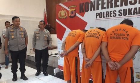 Polres Sukabumi Kota mengelar keterangan pers terkait penangkapan tiga orang tersangka pelaku penganiayaan pasca bentrok ormas di Kecamatan Sukalarang, Kabupaten Sukabumi, Sabtu (25/1).