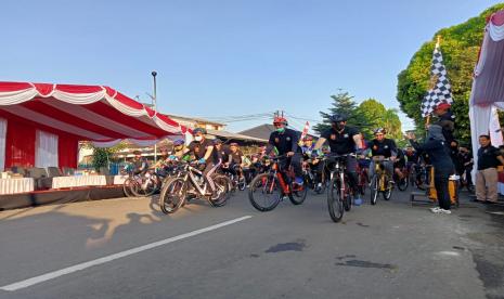 Polres Sukabumi Kota menggelar fun bike dan jalan sehat dalam rangka Hari Bhayangkara yang start dan finish di Balai Kota Sukabumi, Ahad (19/6/2022). Kegiatan tersebut sebagai bentuk sinergitas dan soliditas unsur forkopimda dalam rangka menyambut HUT Bhayangkara ke-76.