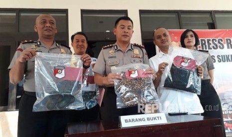 Polres Sukabumi Kota merilis kasus misteri Nining (53) yang dipastikam tidak tenggelam dan ada skenario menghilang untuk menutup utang ke bank. Tampak Kapolres Sukabumi Kota AKBP Susatyp Purnomo Condro memperlihatkan barang bukti berupa pakaian dan sandal yang dipakai Nining pada saat ditemukan.