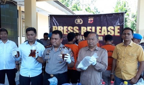 Polres Sukabumi menangkap empat orang tersangka penjual dan peracik miras oplosan yang menyebabkan tujuh warga Sukabumi meninggal dunia.