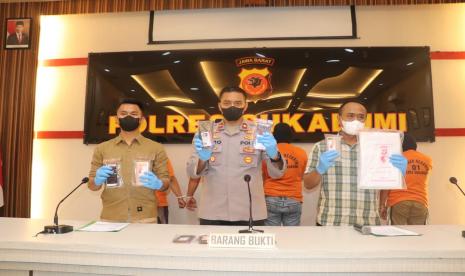 Polres Sukabumi menangkap sebanyak enam orang tersangka terkait kasus perdagangan orang ke negara timur tengah. Di mana modusnya yakni dengan melakukan penyalahgunaan visa umroh atai ziarah kepada para korbannya yang ingin bekerja di timur tengah.