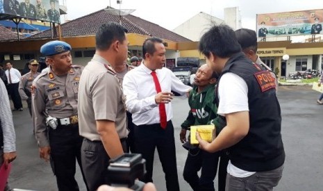 Polres Sukabumi menggelandang pria tanpa identitas yang menduduki Alquran. 