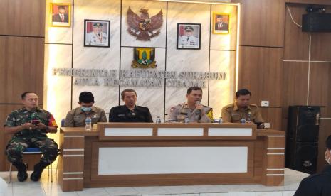 Polres Sukabumi mengumpulkan para kepala sekolah SMK dalam mencegah aksi tawuran pelajar di Aula Kantor Kecamatan Cibadak Kabupaten Sukabumi tadi pagi, Selasa (18/10/22)