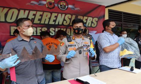 Polres Sukabumi merilis kasus penusukan yang dilakukan anggota geng motor di Mapolsek Cisolok, Jumat (15/7/2022).