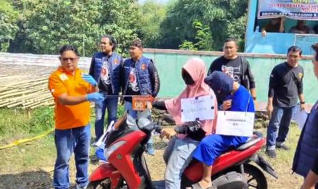 Polres Sukoharjo Gelar Rekonstruksi kasus pembunuhan yang berawal dari penemuan mayat wanita di selokan yang tertutup plastik di Polokarto, Sukoharjo, Senin (27/5/2024). 