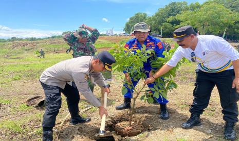 Polres Sumedang bersama TNI dan Forkopimda melalukan gerakam penanaman pohon di kawasan Waduk Jatigede.