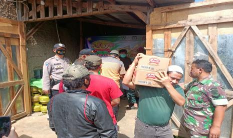 Polres Sumedang melakukan pengawalan operasi pasar minyak goreng yang digelar di Pasar Parakan Muncang, Rabu (16/3/2022)