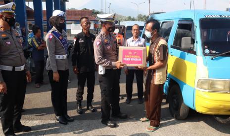 Polres Sumedang menggelar bakti sosial dengan menyalurkan paket sembako kepada pengemudi angkot dan ojeg.