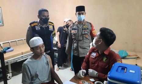 Polres Sumedang menggelar Gebyar Vaksinasi Covid-19 di Ponpes Asy-Sifaa Walmahmudiyah