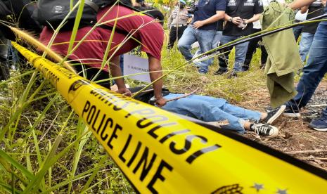 Polres Tangerang Selatan (Tangsel) melakukan rekonstruksi adegan pembunuhan di lahan kosong di RT 004, RW 001, Desa Suradita, Kecamatan Cisauk, Kabupaten Tangerang, Banten, Selasa (13/7). 