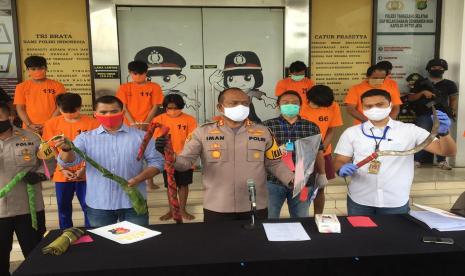 Polres Tangerang Selatan (Tangsel) mengungkap tiga kasus tawuran antar kelompok yang terjadi selama pemberlakukan Pembatasan Sosial Berskala Besar (PSBB) di wilayah hukum kota Tangsel, Rabu (29/4) // 