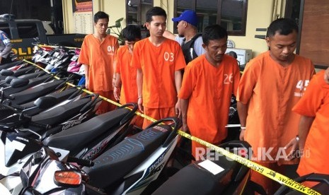  Polres Tasik Kota kembali mengungkap kasus curanmor. Kali ini,  pengungkapan melibatkan enam orang tersangka beserta barang bukti sebanyak  32 unit motor.