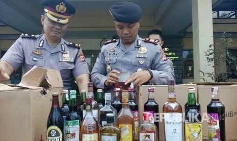 Botol-botol miras yang diamankan petugas kepolisan (ilusrasi)