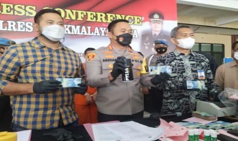 Polres Tasikmalaya Kota bersama BI Tasikmalaya menggelar konferensi pers terkait pengungkapan peredaran uang palsu, Rabu (6/10). 