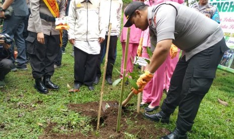 Polres Tasikmalaya Kota melakukan penanaman pohon di kawasan wisata Situ Gede, Kota Tasikmalaya, Jumat (10/1). 