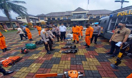 Polres Tasikmalaya Kota menggelar apel kesiapsiagaan bencana, Senin (25/10). Hal itu dilakukan untuk mengantisipasi kejadian bencana di wilayah Kota Tasikmalaya dan sekitarnya. 