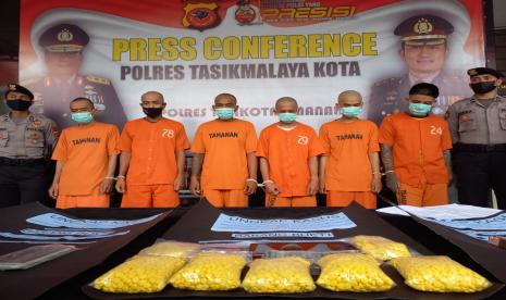 Polres Tasikmalaya Kota menggelar konferensi pers terkait pengungkapan kasus narkoba, di Mapolres Tasikmalaya Kota, Rabu (22/6/2022).