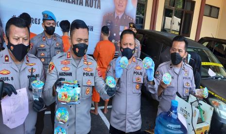 Polres Tasikmalaya Kota menggelar konferensi pers terkait pengungkapan tempat produksi miras jenis ciu, Senin (24/1/2022). 