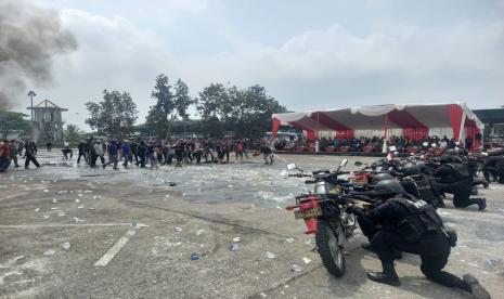 Polres Tasikmalaya Kota menggelar simulasi sistem pengamanan kota sebagai persiapan Operasi Mantap Brata Lodaya di Terminal Indihiang, Kota Tasikmalaya, Jawa Barat, Jumat (6/10/2023). 