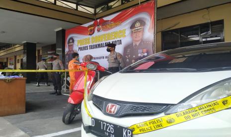  Polres Tasikmalaya Kota mengungkap kasus investasi ilegal atau bodong yang dijalankan sejumlah pemuda. Ratusan orang menjadi korban dalam kasus itu, dengan nilai total investasi mencapai sekitar Rp 5,7 miliar.