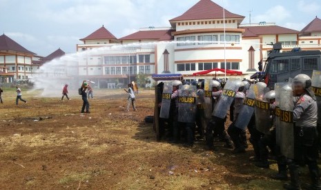 Polres Tasikmalaya melakukan simulasi pengamanan pilkada di lapangan kantor Sekda Kabupaten Tasikmalaya.