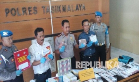 Polres Tasikmalaya mengekspos kasus penyalahgunaan dana BOS, Jumat (11/5). Jumlah dana BOS yang disalahgunakan mencapai 1 miliar rupiah. 