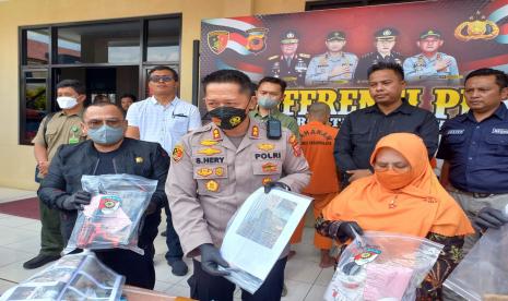 Polres Tasikmalaya menggelar konferensi pers terkait kasus penganiayaan terhadap satwa, Selasa (13/9/2022). International Animal Rescue mengapresiasi penanganan kasus tersebut.