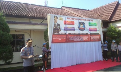 Polresta Bandung meluncurkan logo baru bertema MANTAP di Mapolres Bandung, Selasa (28/1). 