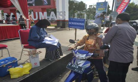 Polresta Banyumas menggelar vaksinasi booster drive thru di alun-alun Purwokerto, Selasa (1/3). 