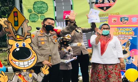 Polresta Bogor Kota, Kombes Pol Susatyo Purnomo Condro dan Sekda Kota Bogor, Syarifah Sofiah menyapa anak-anak TK di Kota Bogor secara virtual, dalam program Si Pobo Bermain