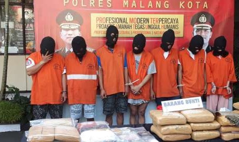 Polresta Malang berhasil mengamankan 30,5 kilogram ganja, 152 butir ekstasi dan 18 gram sabu-sabu. Barang bukti ini diperoleh dari penangkapan jaringan narkotika berjumlah tujuh orang di Kota Malang.