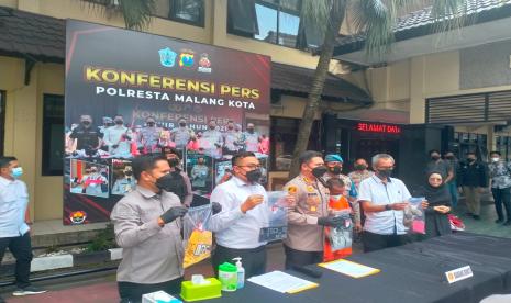 Polresta Malang Kota (Makota) merilis kasus pembunuhan di Mapolresta Makota, Selasa (7/6/2022). Pada kasus ini, tersangka tidak hanya membunuh tetapi juga membawa lari motor korban yang merupakan temannya. 