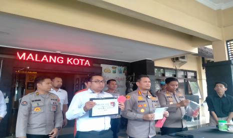  Polresta Malang Kota (Makota) merilis tersangka baru dalam kasus robot trading Auto Trade Gold (ATG) milik Wahyu Kenzo di Mapolresta Makota, Kamis (16/3/2023).